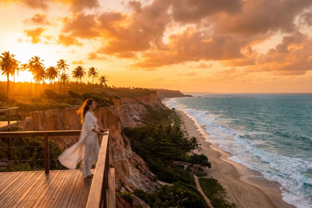 Composição dramática das falésias e dos coqueiros sobre a praia de Taípe, Trancoso, Bahia
