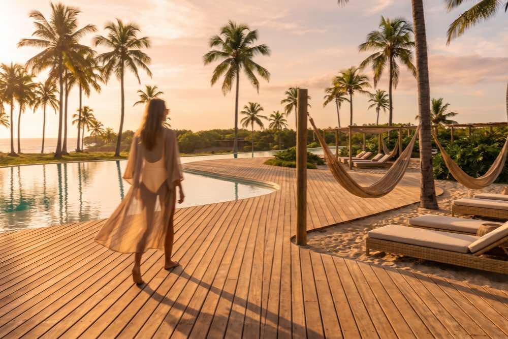 Ambiente de spa e sauna do Clubhouse Falésia em meio à vegetação nativa, na Praia de Taípe, Trancoso, Bahia