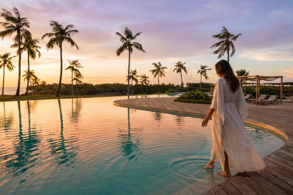 Cena de lifestyle de descanso e desaceleração ao entardecer, em condomínio de alto padrão na Praia de Taípe, Trancoso, Bahia