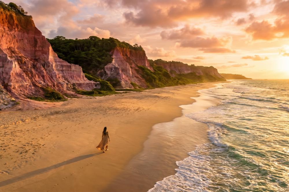 Vista aérea da praia deserta e das falésias preservadas de Taípe, Trancoso, extremo sul da Bahia
