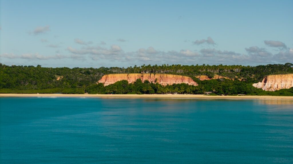 Orla de Trancoso vista do mar, com falésias e Mata Atlântica, no litoral sul da Bahia