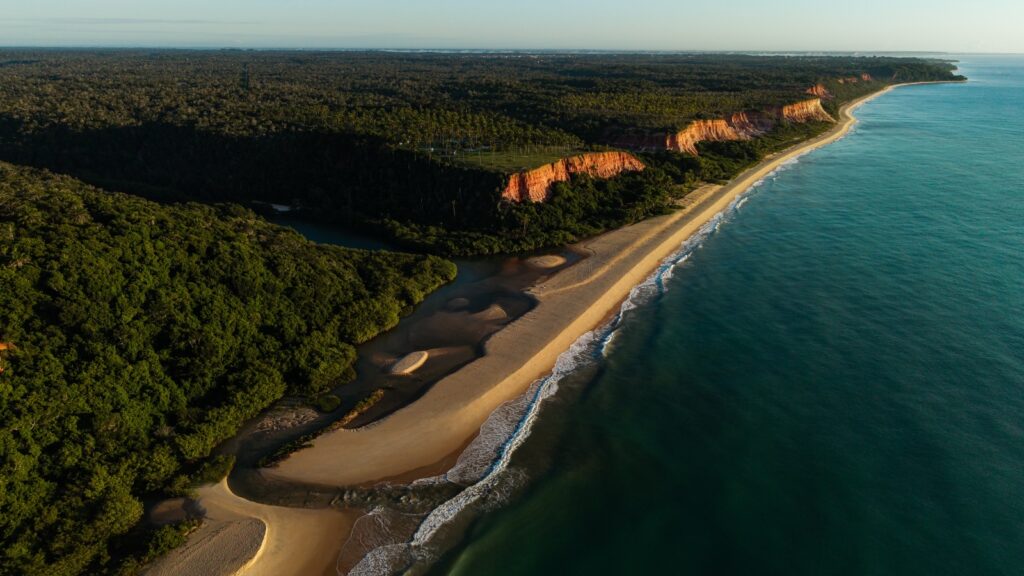 Vista aérea do litoral de Trancoso, com falésias, praia e Mata Atlântica preservada, no sul da Bahia