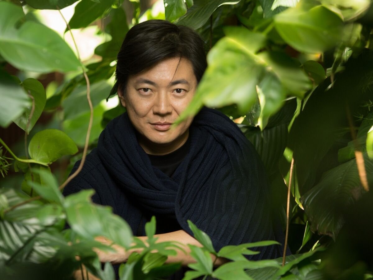 Retrato do paisagista Alex Hanazaki entre a vegetação