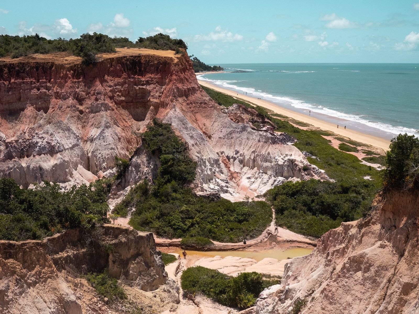 O relevo das falésias descendo até a praia em Taípe, Trancoso, Bahia