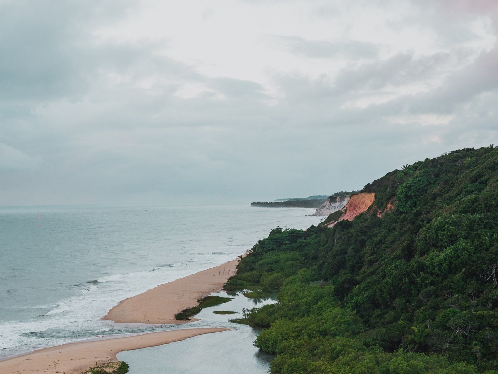 O encontro do rio com o mar e a mata preservada na costa de Taípe, Trancoso, Bahia