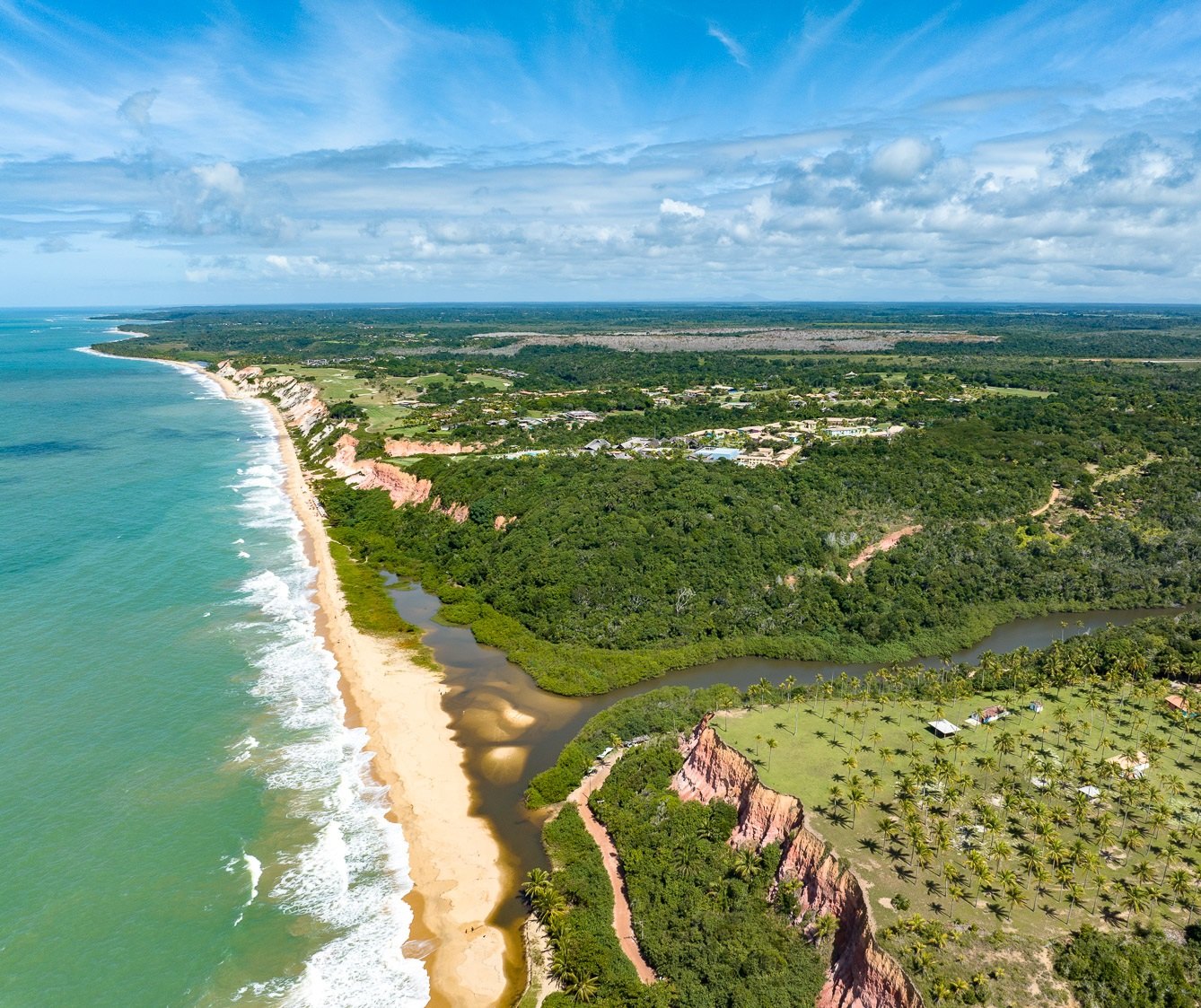 Orla e mata atlântica acompanhando a costa, Trancoso, Bahia, imagem meramente ilustrativa