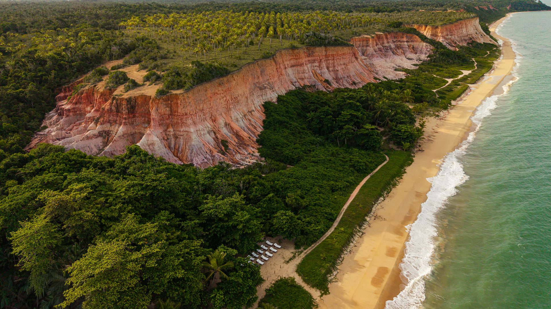 Falésias e Mata Atlântica vistas do alto em Trancoso, Taípe
