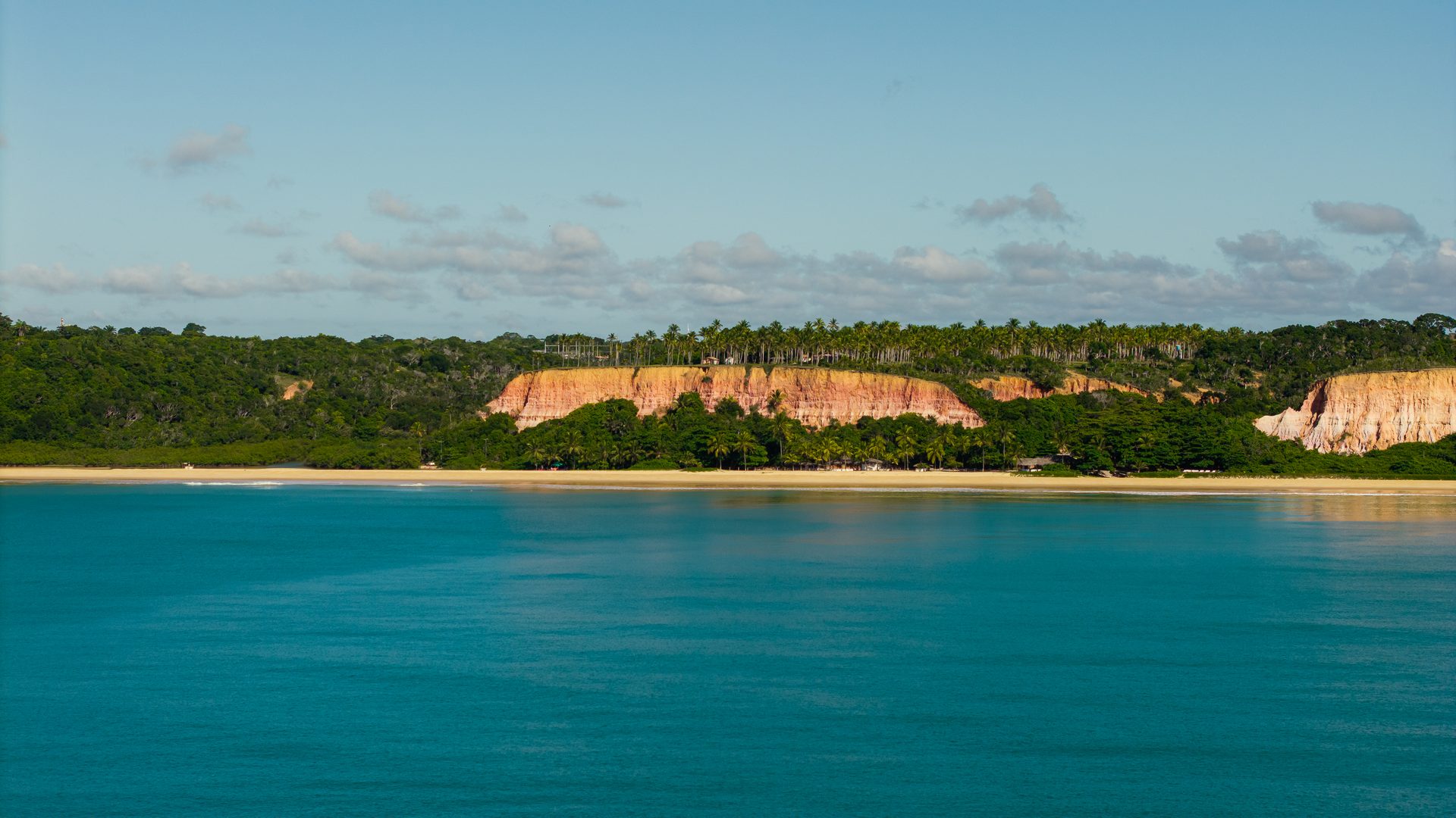 Enseada de mar turquesa e falésias em Trancoso, Taípe