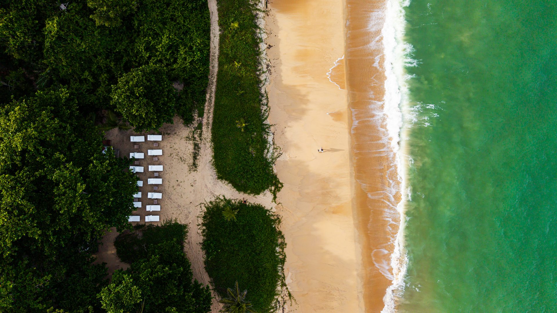 Praia de areia clara e mar turquesa em Taípe, Trancoso