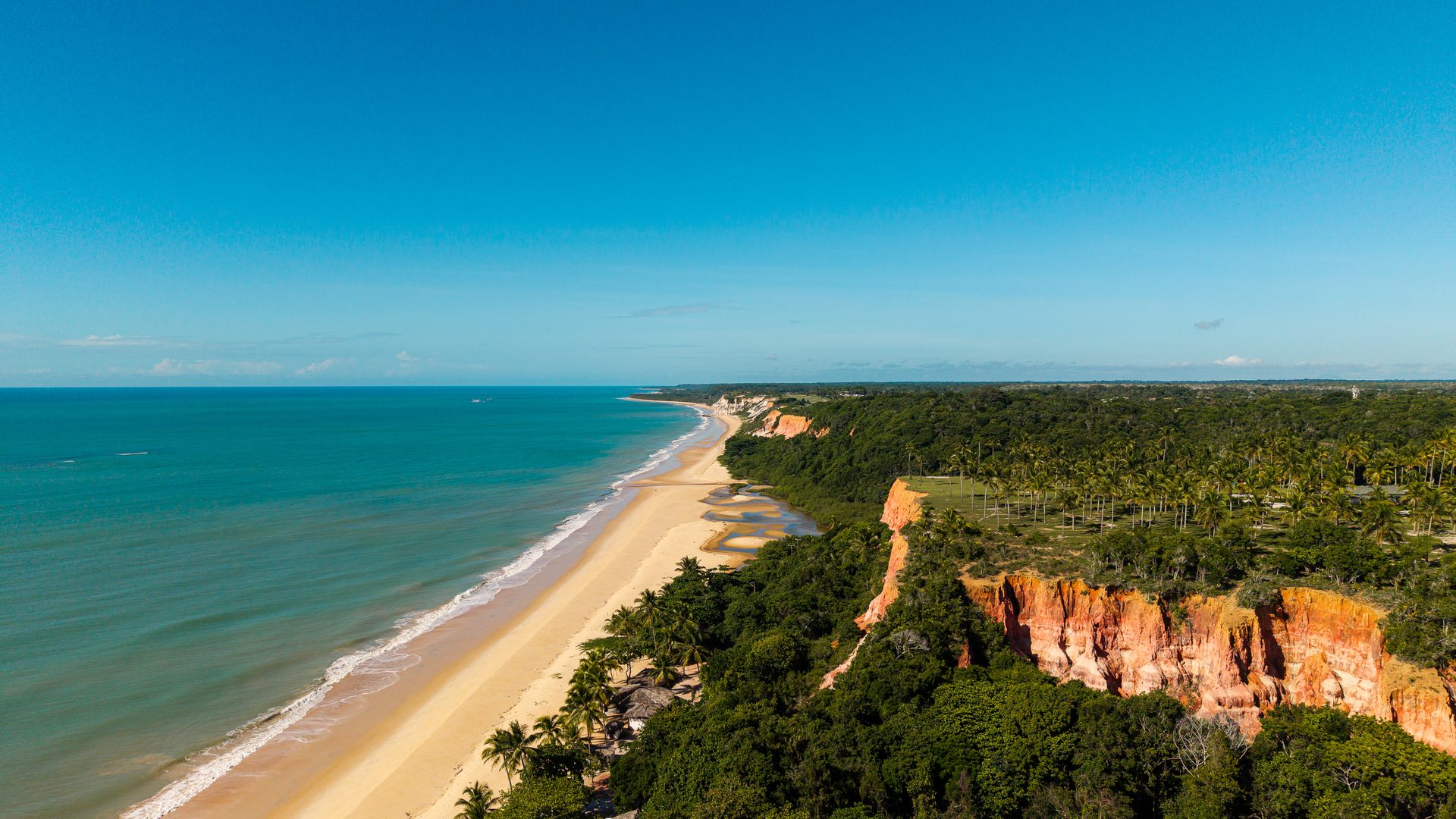 Praia, falésias e Mata Atlântica em Taípe, Trancoso