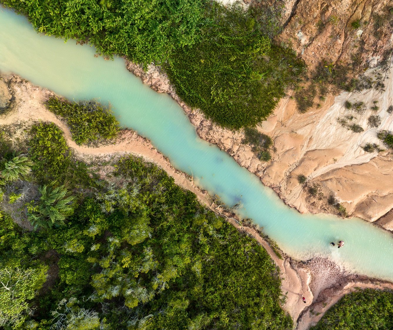 Encontro das águas com o arenito visto de cima, Trancoso, Bahia, imagem meramente ilustrativa