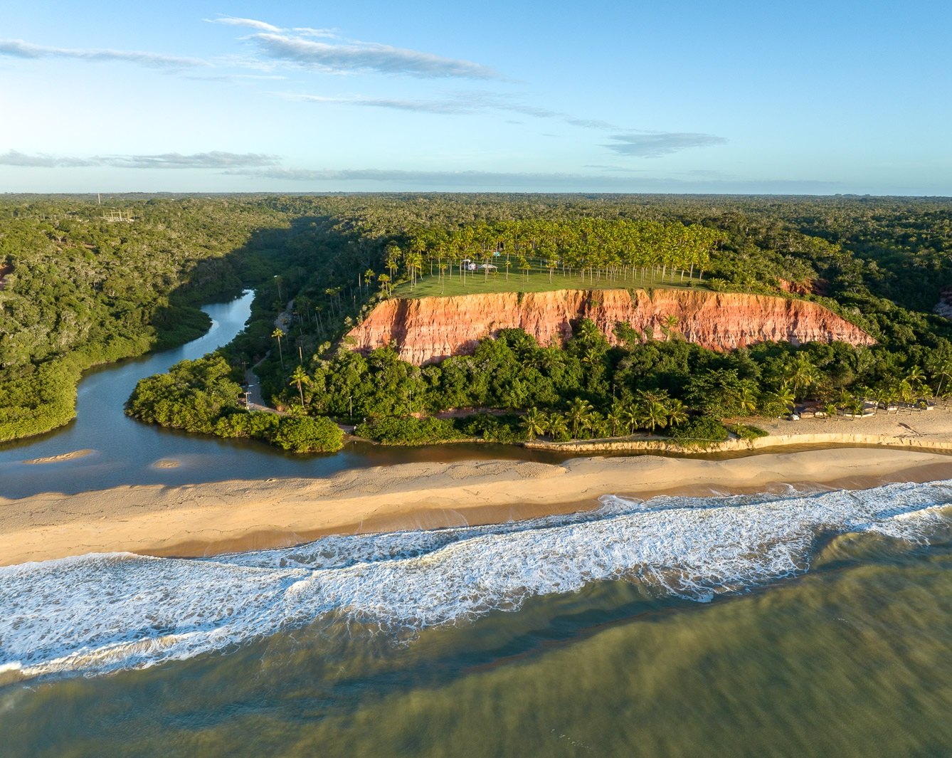 Encontro do rio com o mar sob as falésias, Trancoso, Bahia, imagem meramente ilustrativa