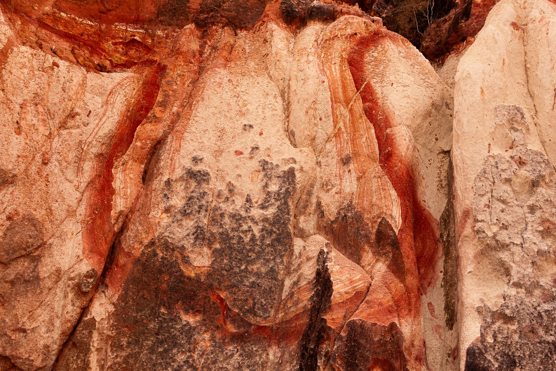 Textura de falésia com veios vermelhos, Trancoso, Taípe