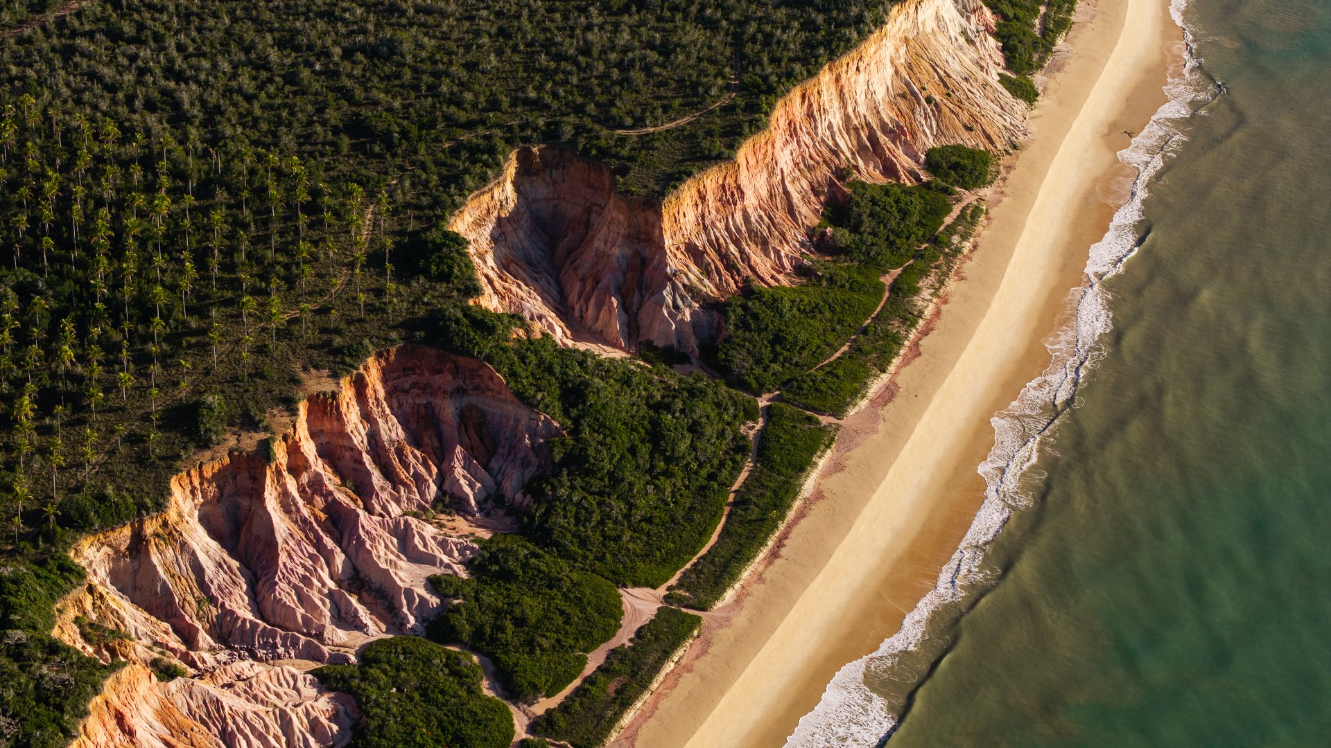 Falésias e praia ao longo da costa de Trancoso, Taípe