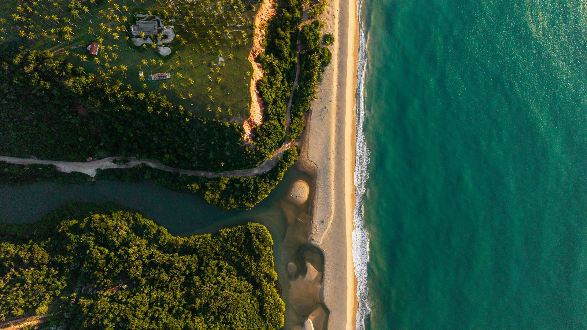 Encontro do rio com o mar e a Mata Atlântica em Taípe, Trancoso, vista aérea