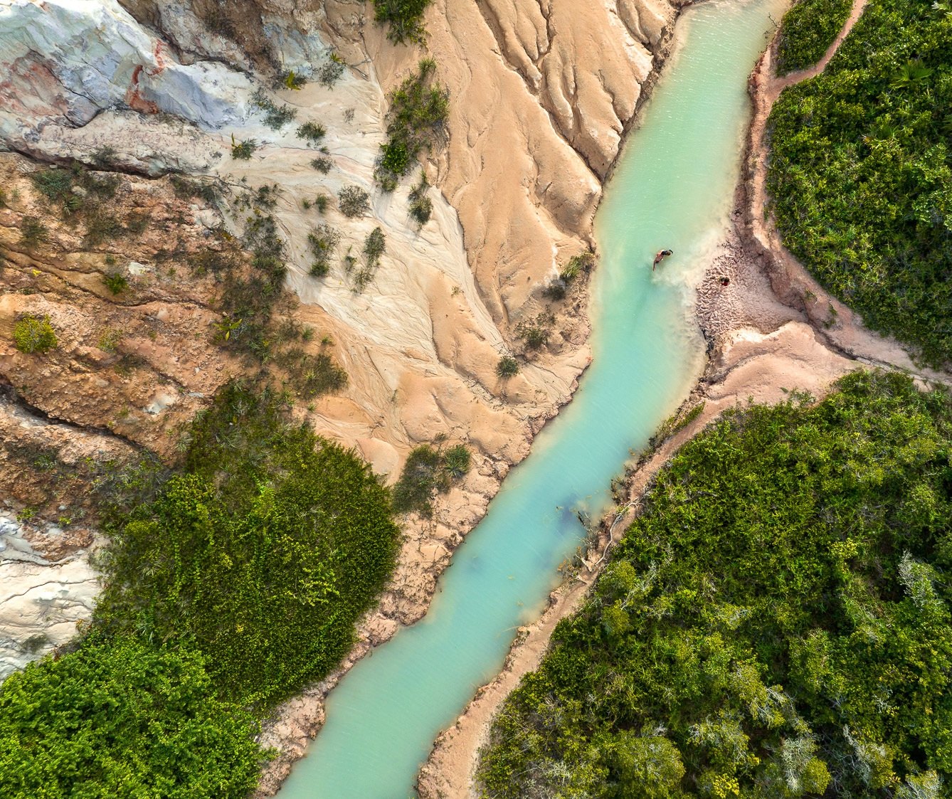 Curso de água contornando o arenito visto do alto, Trancoso, Bahia, imagem meramente ilustrativa