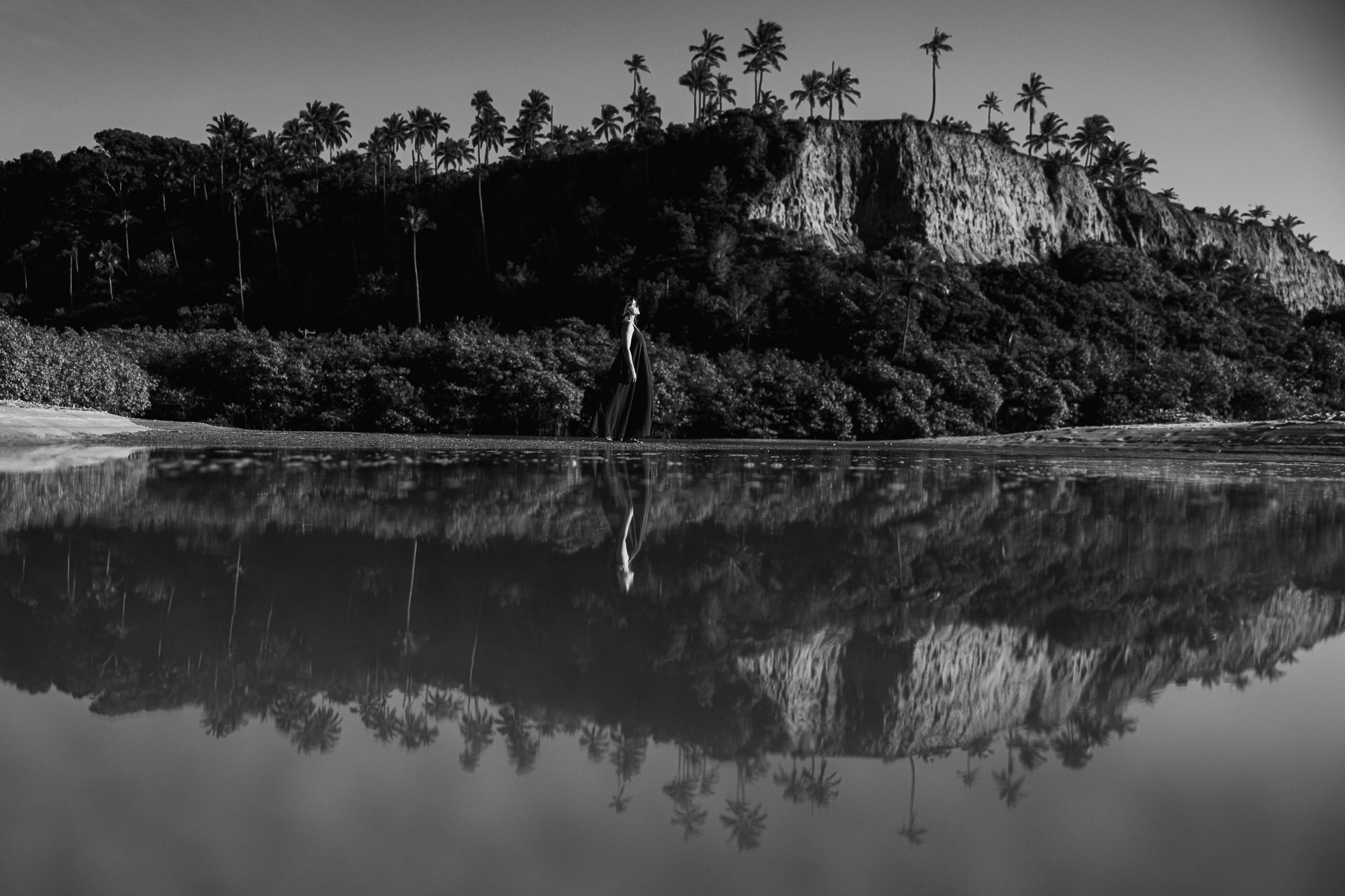 Falésias refletidas na água em Trancoso, Taípe