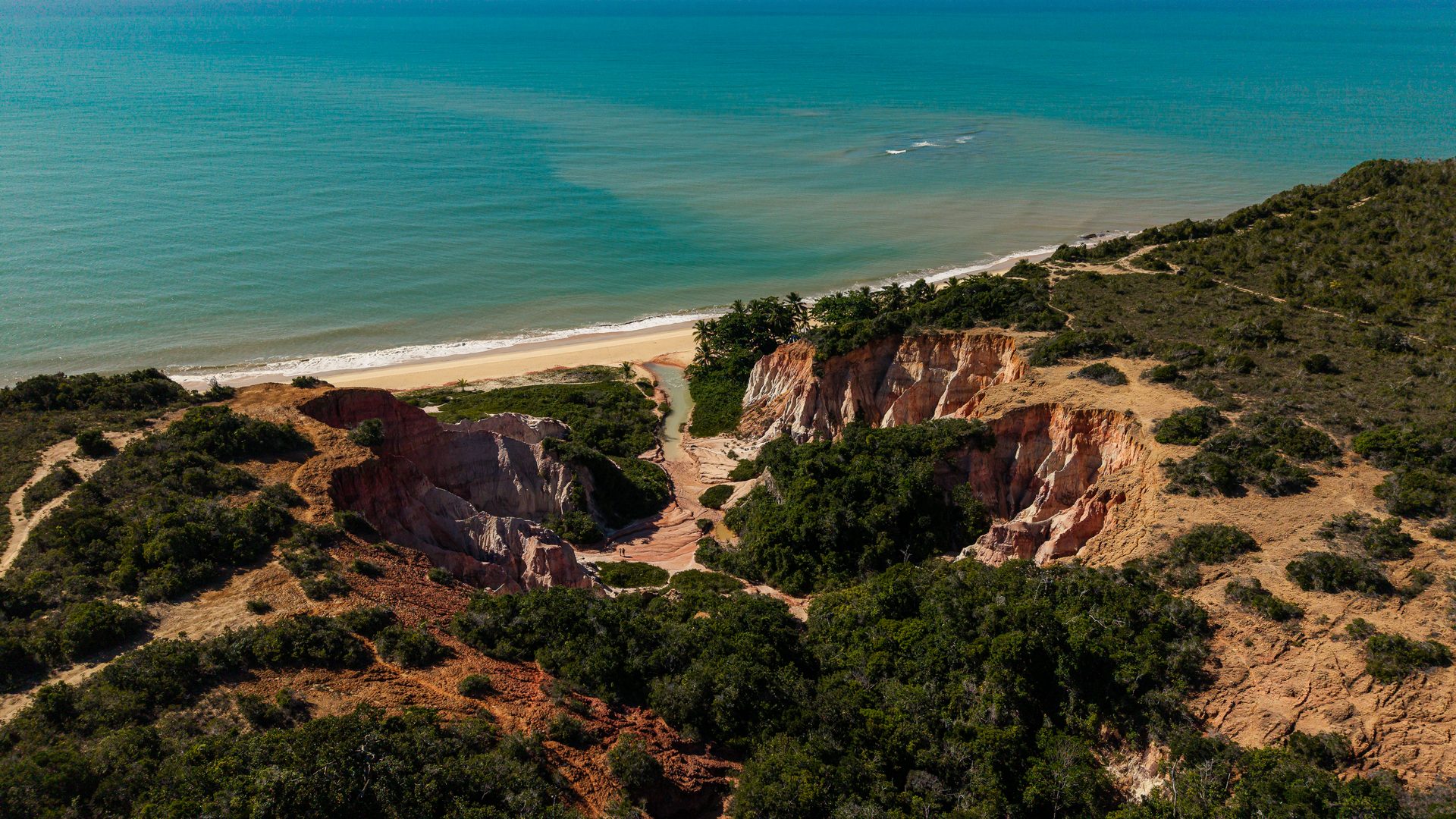 Falésias e mar turquesa preservados de Taípe, Trancoso