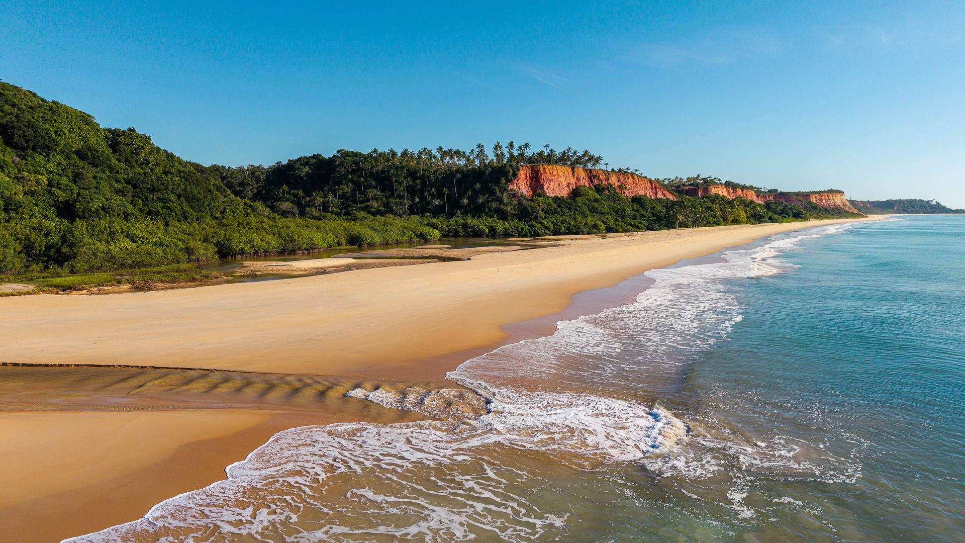 Praia quase deserta sob as falésias de Taípe, Trancoso