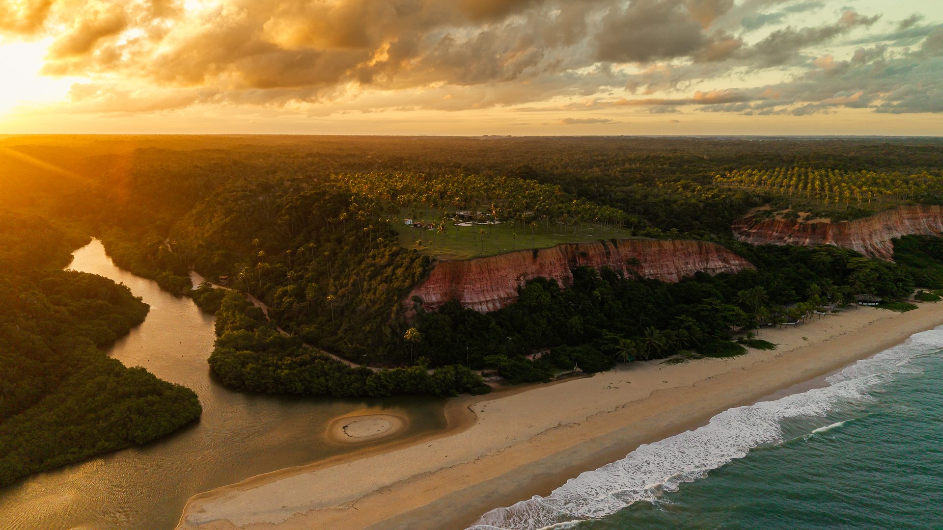 Rio, falésias e mar ao pôr do sol, Taípe, Trancoso, Bahia