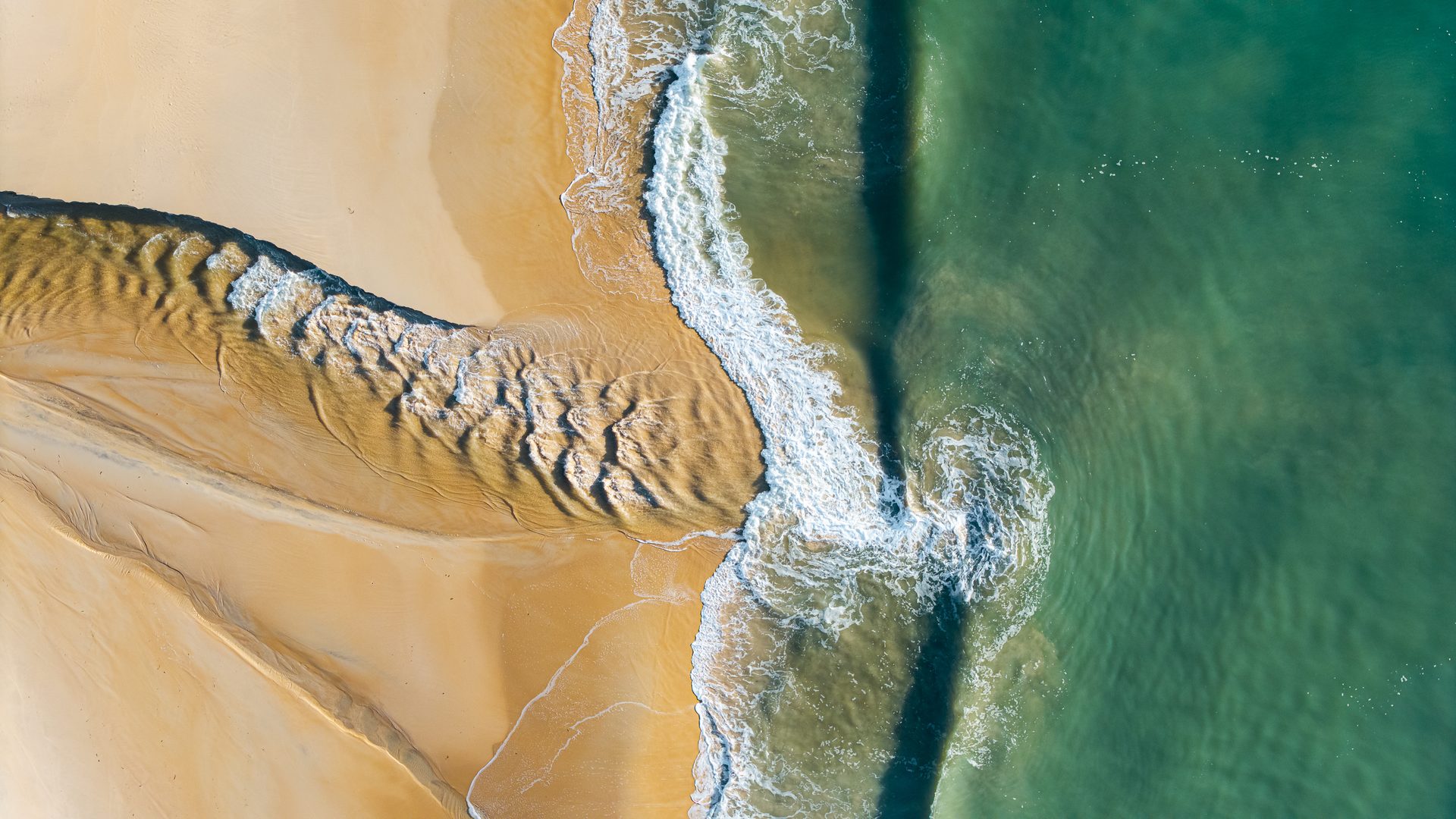 Banco de areia e ondas em mar turquesa, vista aérea, Taípe, Trancoso