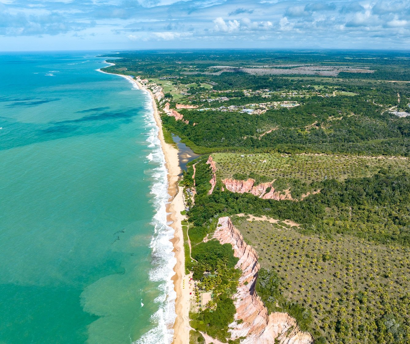 Vista aérea da orla e da mata que acompanha o litoral, Trancoso, Bahia, imagem meramente ilustrativa