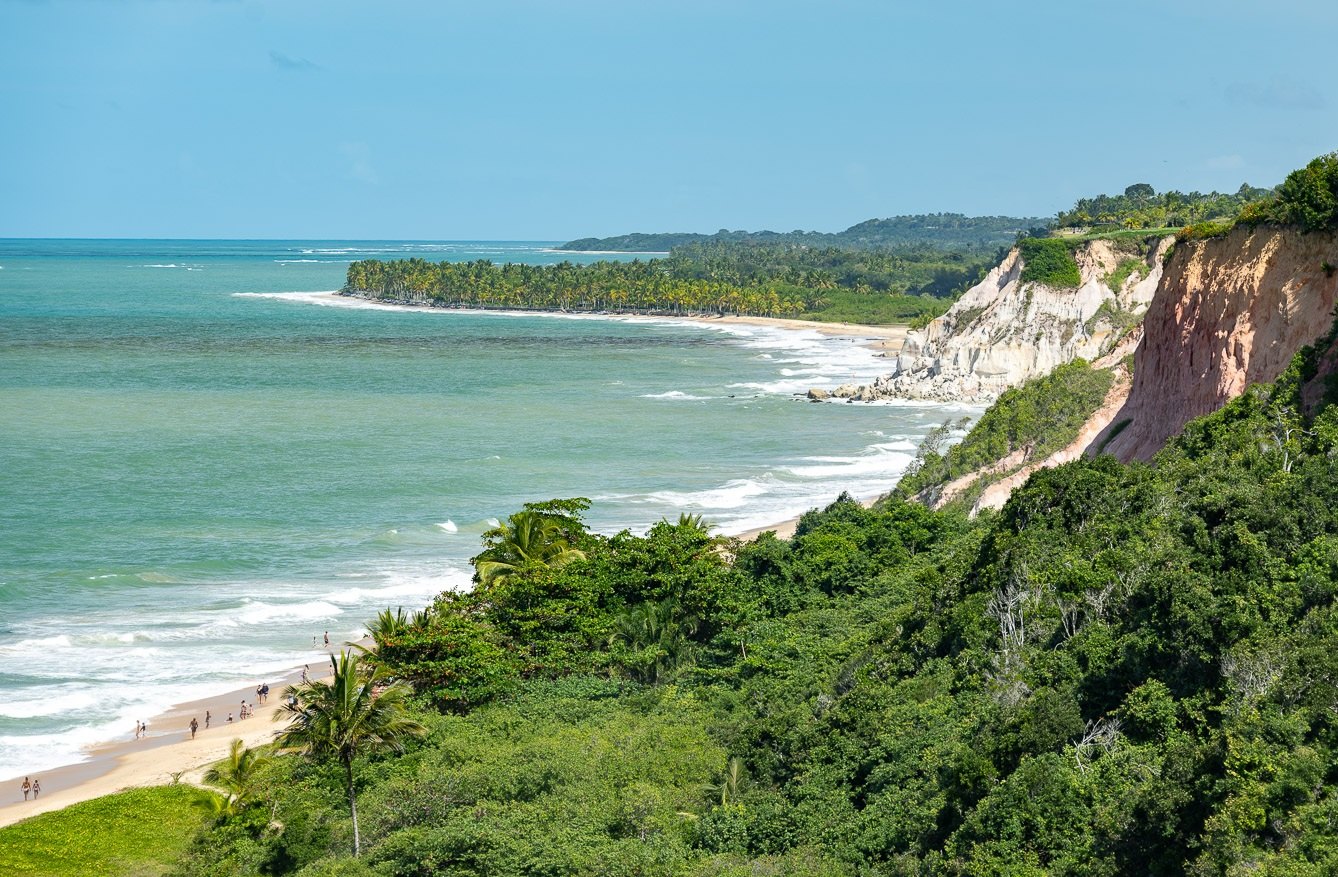 Enseada emoldurada por falésias e mata nativa, Trancoso, Bahia, imagem meramente ilustrativa