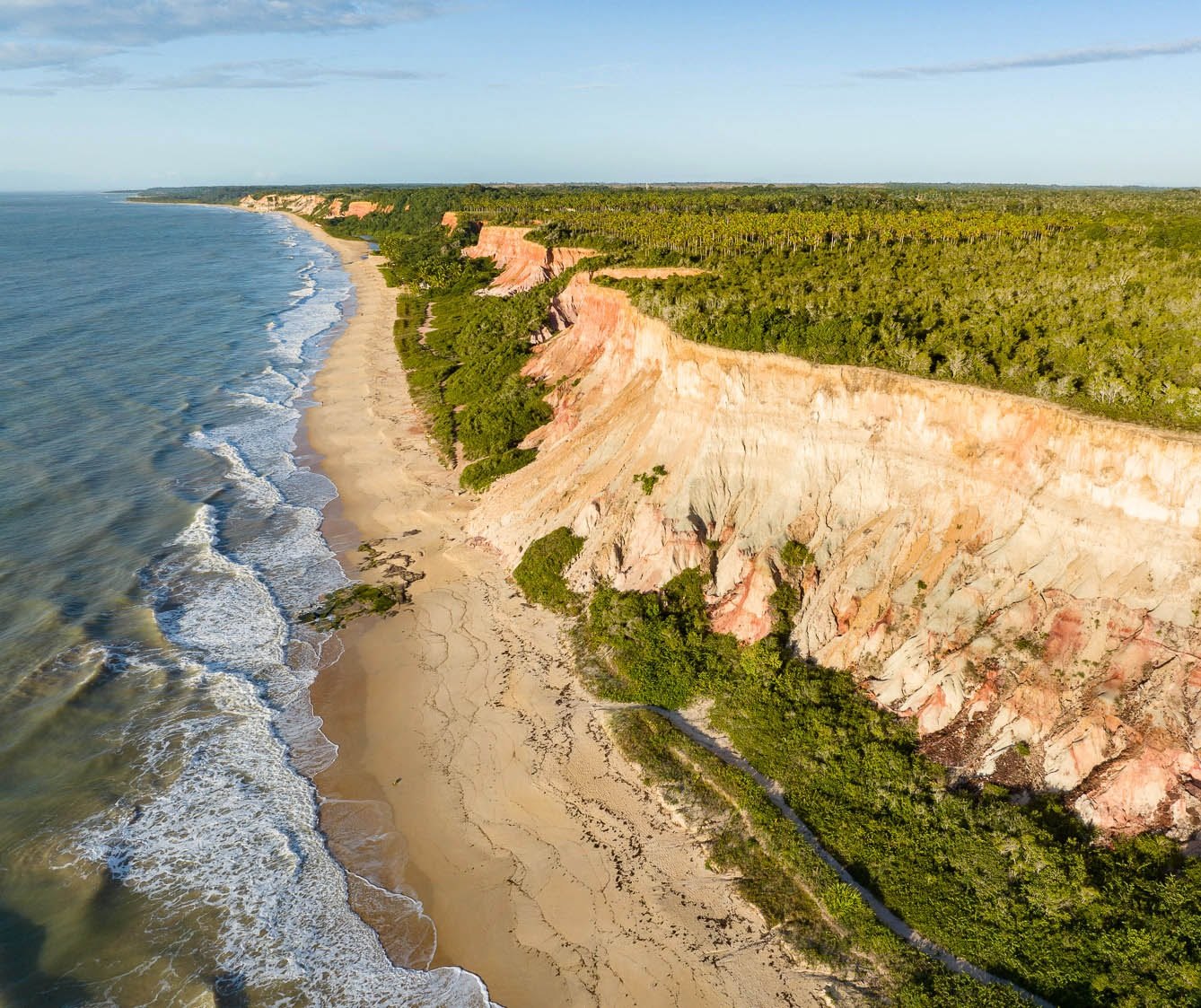 Linha de falésias acompanhando a praia, Trancoso, Bahia, imagem meramente ilustrativa