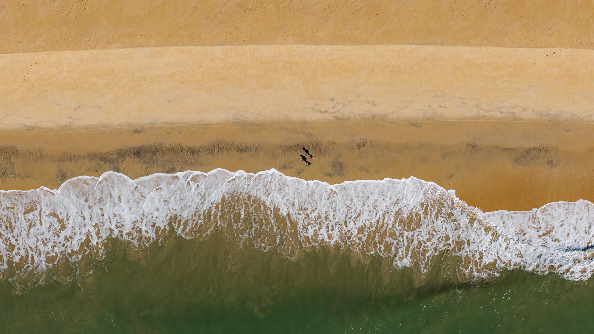 Ondas quebrando na areia clara, vista aérea, Taípe, Trancoso