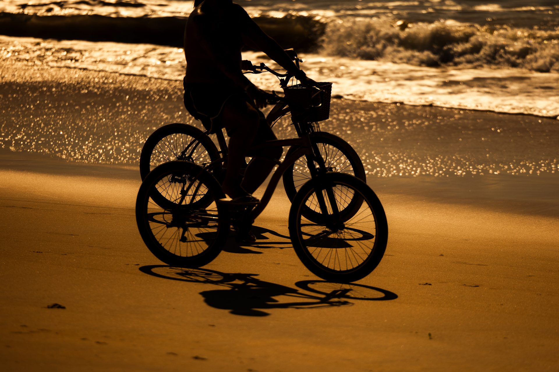 Passeio de bicicleta na praia ao pôr do sol, estilo de vida em Trancoso