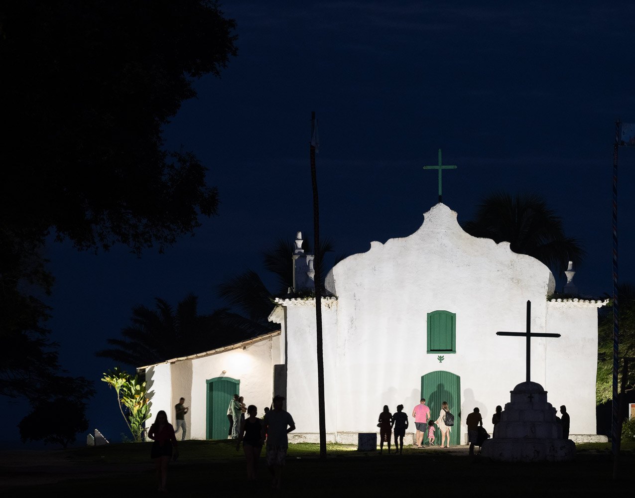A igreja do Quadrado iluminada à noite, Trancoso, Bahia