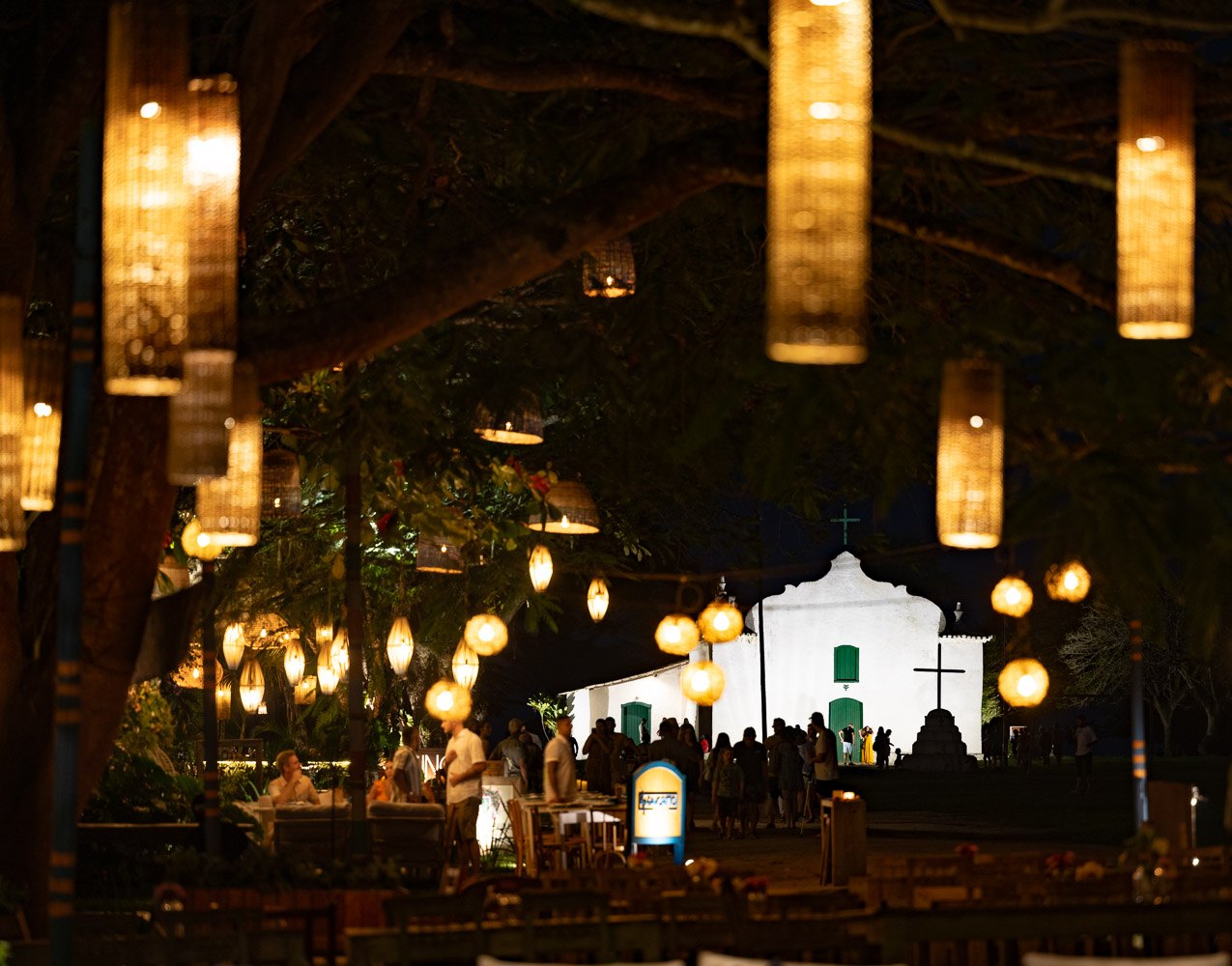 Luminárias e movimento noturno no Quadrado de Trancoso, Bahia