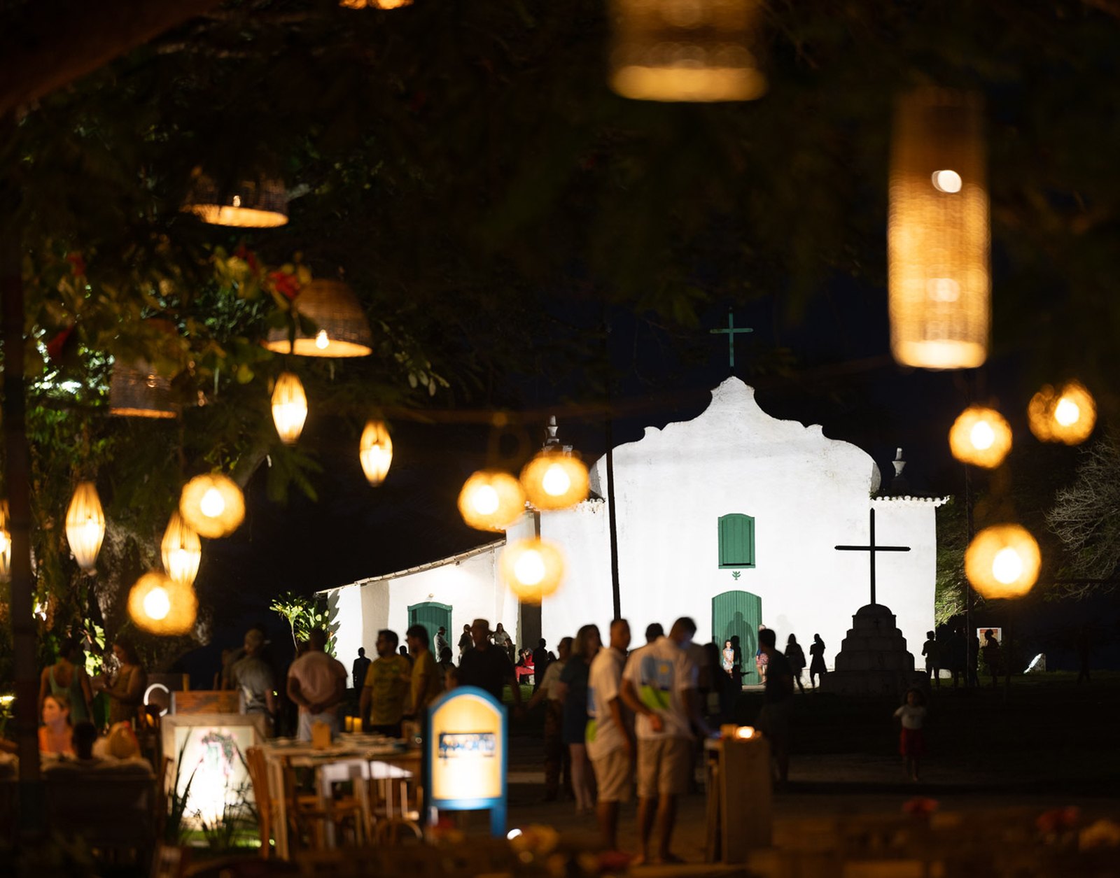 Luminárias e casario do Quadrado de Trancoso, Bahia