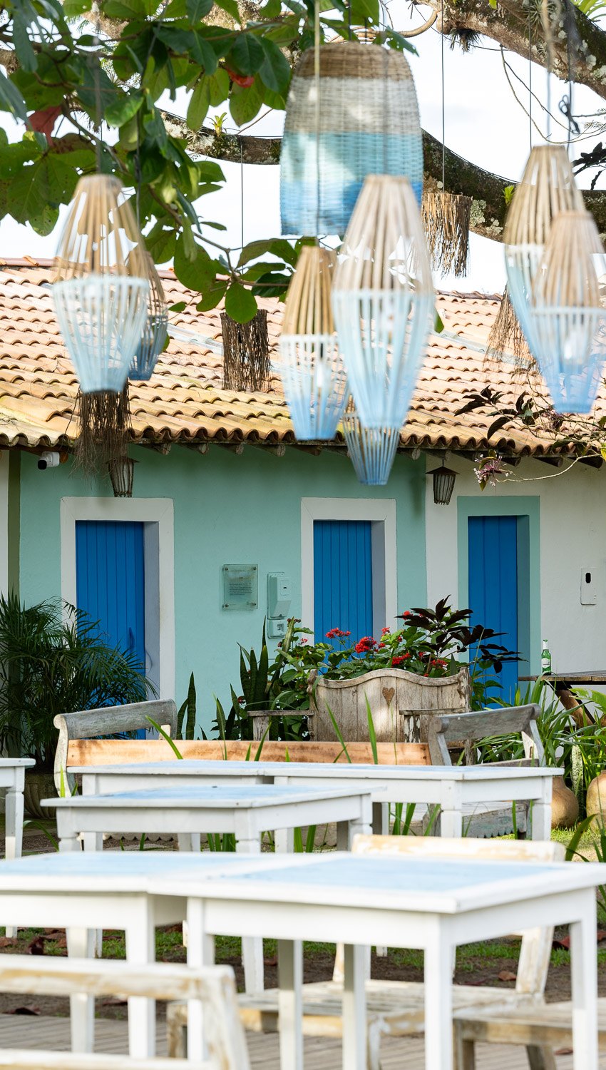 Casario e mesas ao ar livre em Trancoso, Bahia