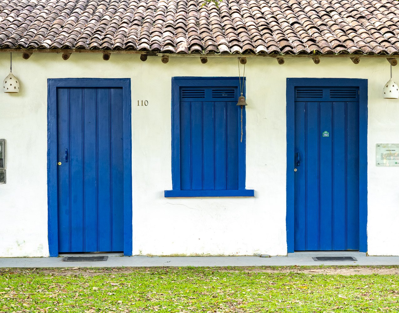 Portas azuis do casario colonial de Trancoso, Bahia