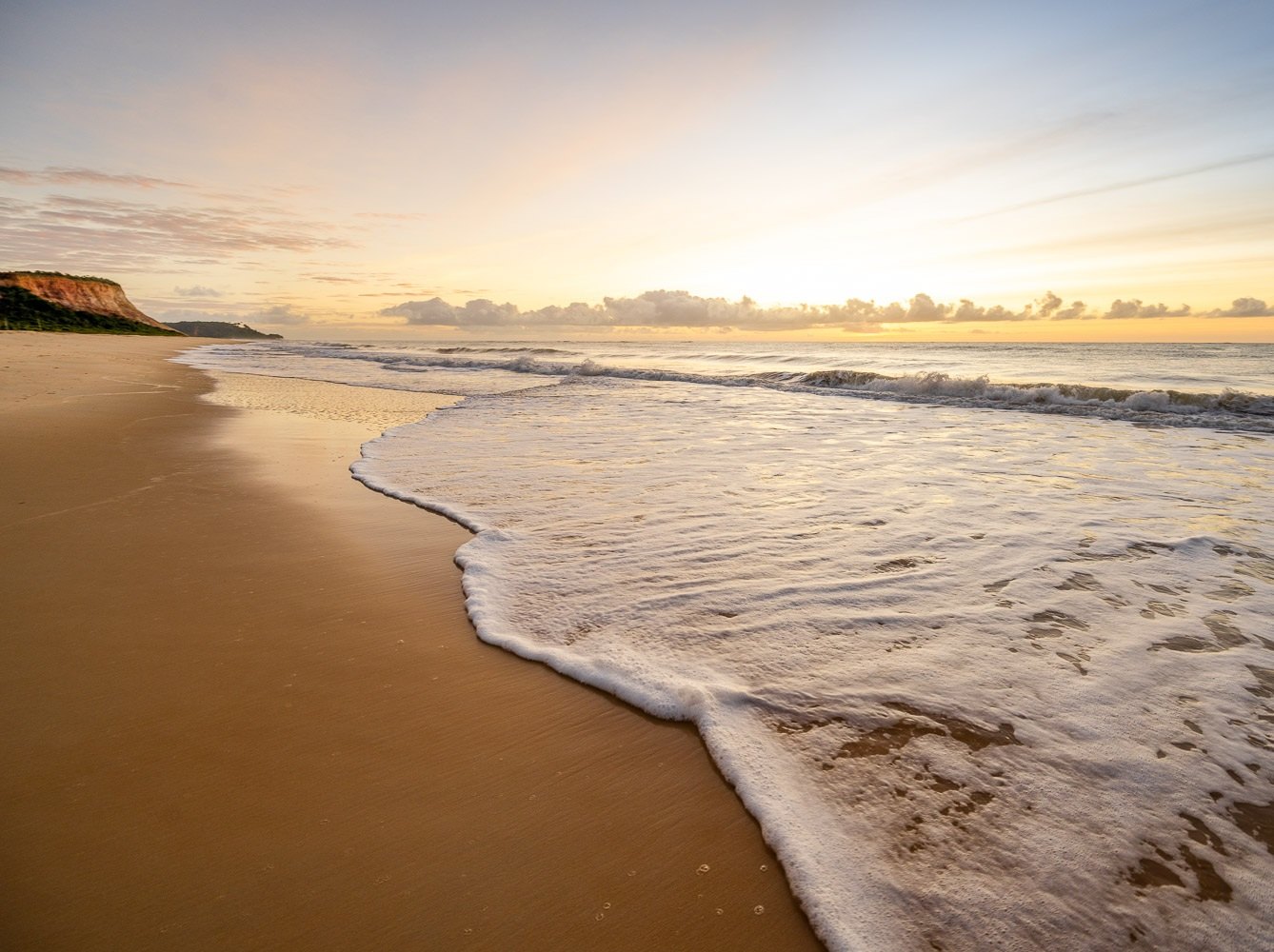 Praia quase deserta ao amanhecer, Trancoso, Bahia, imagem meramente ilustrativa